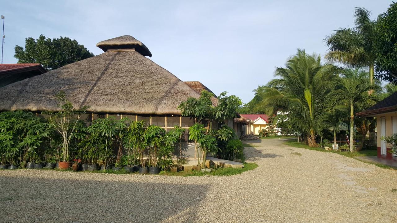 Phil Oasis Hotel & Resort Silang Экстерьер фото