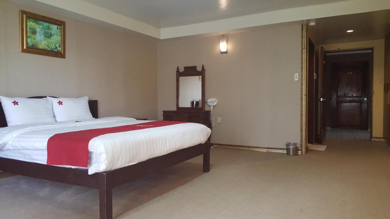 Phil Oasis Hotel & Resort Silang Экстерьер фото