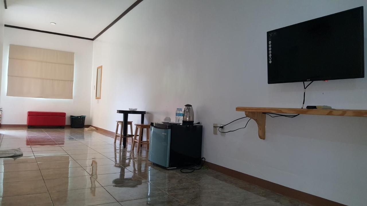 Phil Oasis Hotel & Resort Silang Экстерьер фото