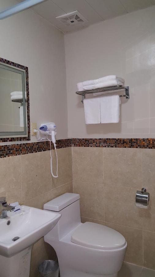 Phil Oasis Hotel & Resort Silang Экстерьер фото