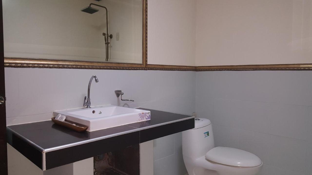 Phil Oasis Hotel & Resort Silang Экстерьер фото