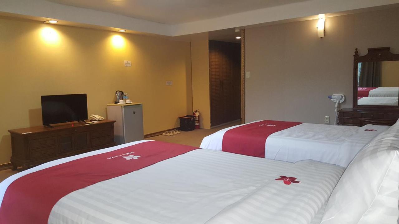 Phil Oasis Hotel & Resort Silang Экстерьер фото